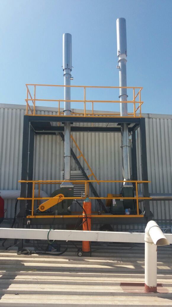 Plataforma y estructura metálica en techo industrial